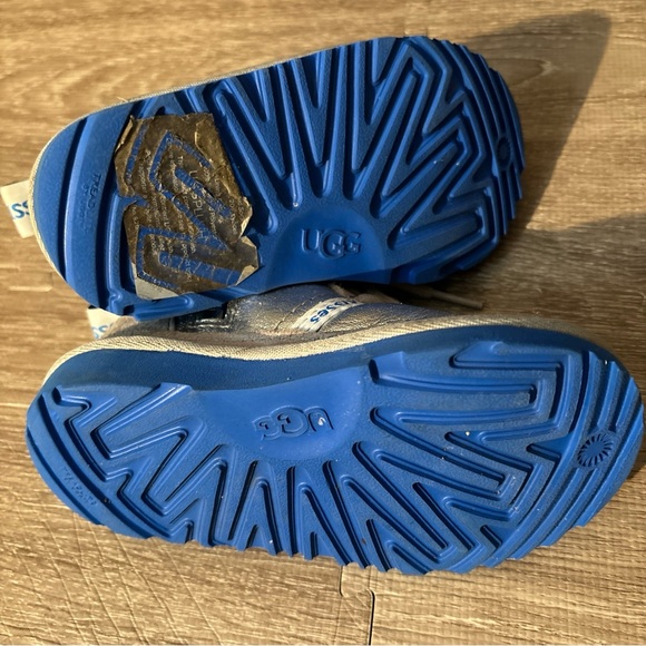 UGG Kisses Kids Silver Boots Sz 9 Pre-Owned - Picture 6 of 6